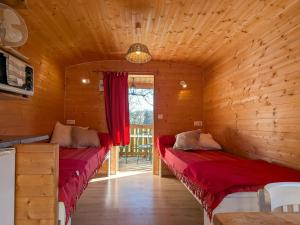 Postel nebo postele na pokoji v ubytování **Roulotte cosy avec piscine, pétanque et jardin près de la maison de George Sand** - FR-1-591-77 + 12 fotografií