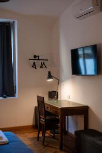 TV a/nebo společenská místnost v ubytování MARCONI ROOMs TORINO