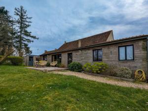 ein Haus mit zwei Stühlen und einem Hof in der Unterkunft Gîte en Berry au cœur du Parc Naturel avec jardin et parking, 3 chambres, cheminée - FR-1-591-157 in Mézières-en-Brenne