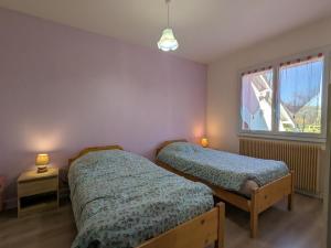 Ένα ή περισσότερα κρεβάτια σε δωμάτιο στο Charmante maison rénovée avec jardins à Berry - Proche de Châteauroux et La Châtre - FR-1-591-190