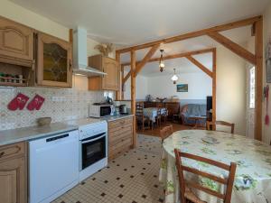 Η κουζίνα ή μικρή κουζίνα στο Charmante maison rénovée avec jardins à Berry - Proche de Châteauroux et La Châtre - FR-1-591-190