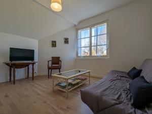 TV a/nebo společenská místnost v ubytování Charmante maison avec piscine en Brenne – 2 ch, jardin, draps et ménage inclus - FR-1-591-315