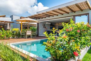 a villa with a swimming pool and a patio at Casa Sol & Mar - Vila Kadosh in Barra Grande +15 photos