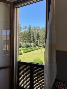 ein Fenster mit Blick auf den Garten im Freien in der Unterkunft La finestra sul parco Croara Country Club in Pieve Dugliara