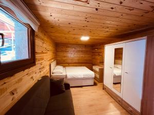 a small room with a bed and a couch at Desera Pansiyon in Uzungöl