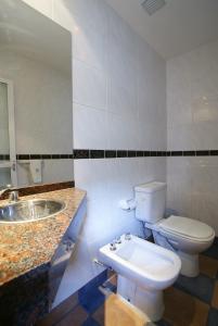 a bathroom with a toilet and a sink at Hotel Parada in Buenos Aires
