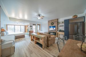 Μια τηλεόραση ή/και κέντρο ψυχαγωγίας στο Slopeside 2791B by SummitCove Lodging
