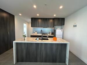 Stadium View Oasis 2BR with Free Parking的厨房或小厨房