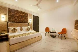 Postel nebo postele na pokoji v ubytování Hotel Almora By Almati Group - Near Delhi International Airport With - free Airport Drop