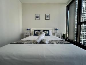Stadium View Oasis 2BR with Free Parking客房内的一张或多张床位