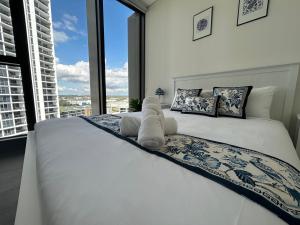 Stadium View Oasis 2BR with Free Parking客房内的一张或多张床位