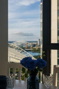 悉尼Stadium View Oasis 2BR with Free Parking的一张桌子上花瓶,享有桥景