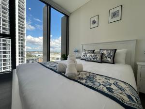 Stadium View Oasis 2BR with Free Parking客房内的一张或多张床位