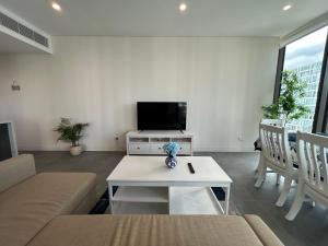 Stadium View Oasis 2BR with Free Parking的电视和/或娱乐中心