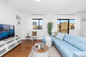 TV a/nebo společenská místnost v ubytování The Petal & Pod - 2 Bdr