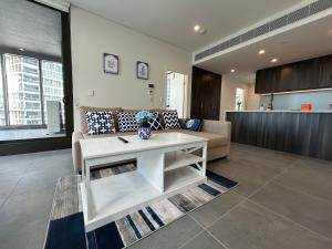 悉尼Stadium View Oasis 2BR with Free Parking的带沙发和桌子的客厅