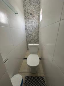 a small bathroom with a toilet and a shower at Rosy Flat 1 Andar in Petrolina