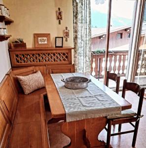 un tavolo di legno con una ciotola sopra di Pupili's a Calalzo Altre 7 foto