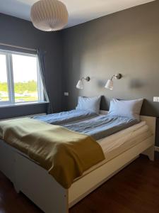 Postel nebo postele na pokoji v ubytování Eyjasol Apartments
