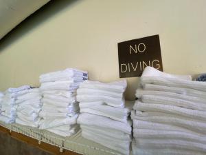 stos białych ręczników na półce bez znaku suszenia w obiekcie Key Condo 2930A by SummitCove Lodging w mieście Keystone