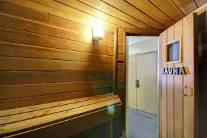 drewniany korytarz z napisem „sauna” na ścianie w obiekcie Key Condo 2930A by SummitCove Lodging w mieście Keystone +35 zdjęć