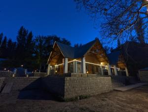 KhapaluDestination Hotel Khaplu的夜晚有灯光
