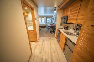 Η κουζίνα ή μικρή κουζίνα στο Slopeside 2753A by SummitCove Lodging