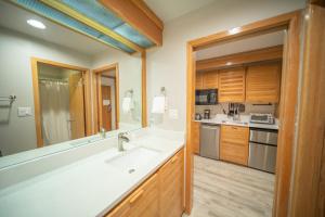 Η κουζίνα ή μικρή κουζίνα στο Slopeside 2753A by SummitCove Lodging +28 φωτογραφίες