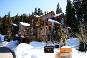 キーストーンにあるSettlers Creek 6528 by SummitCove Lodgingの雪の中にある家とその前に看板がある