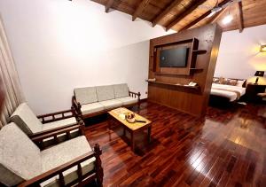 KhapaluDestination Hotel Khaplu的带沙发和电视的客厅 更多37张照片