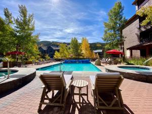 Πισίνα στο ή κοντά στο Arapahoe Lodge 8114 by SummitCove Lodging