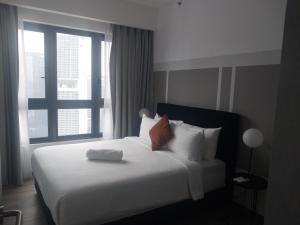 Postel nebo postele na pokoji v ubytování AGILE Luxury Suite at TRX Kuala Lampur