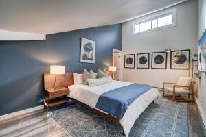 une chambre avec un lit et un mur bleu dans l'établissement Flying Dutchman 1188 by SummitCove Lodging, à Keystone 43 autres photos