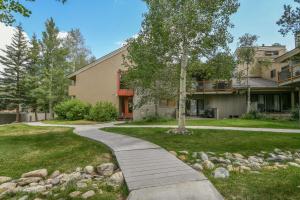 una pasarela frente a un edificio en Flying Dutchman 1115 by SummitCove Lodging, en Keystone