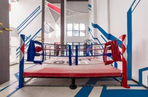 un anillo de boxeo con un banco rojo en una habitación en Arte Plus Ampang KLCC, en Kuala Lumpur