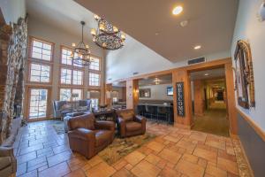 ein großes Wohnzimmer mit Stühlen und einem Tisch in der Unterkunft Expedition Station 8593 by SummitCove Lodging in Keystone