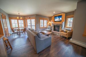 ein Wohnzimmer mit Sofa und Kamin in der Unterkunft Expedition Station 8593 by SummitCove Lodging in Keystone