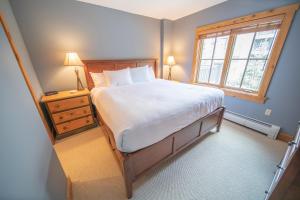 ein Schlafzimmer mit einem großen Bett und einem Fenster in der Unterkunft Expedition Station 8593 by SummitCove Lodging in Keystone + 59 Fotos