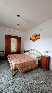 ein Schlafzimmer mit einem großen Bett und einem Nachttisch in der Unterkunft Guest house Pietracolora in Pietracolora