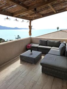 Grosseto-PrugnaにあるAppartement vue merの海の景色を望むパティオ(ソファ付)