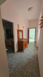 Zimmer mit einer Kommode, einem Spiegel und einem Bett in der Unterkunft Guest house Pietracolora in Pietracolora
