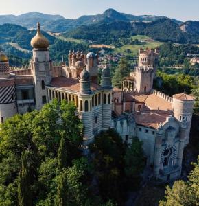 ein altes Schloss mit goldenen Kuppeln darüber in der Unterkunft Guest house Pietracolora in Pietracolora + 22 Fotos