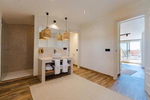 een badkamer met een wastafel en een spiegel bij Gran Claustre Boutique Hotel in Altafulla