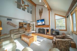 una sala de estar llena de muebles y una chimenea en Quicksilver 1618 by SummitCove Lodging, en Keystone