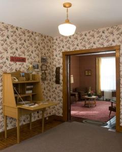 シャーロットタウンにあるSchool Street Houseのデスクとリビングルームが備わる客室です。