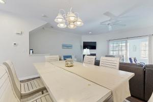 リホボスビーチにあるBella Vista --- 20369 Adriana Lnのテーブルと椅子のあるダイニングルームとリビングルーム