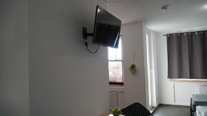 una TV a schermo piatto appesa a un muro in soggiorno di MK Apartment Delmenhorst 4 - Free Wifi - Free Parking - nähe HBF a Delmenhorst