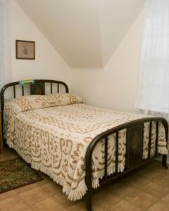 1 dormitorio con cama con edredón en School Street House, en Charlottetown
