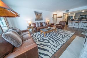 Area soggiorno di Quicksilver 1605 by SummitCove Lodging