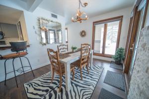 Area soggiorno di Quicksilver 1605 by SummitCove Lodging